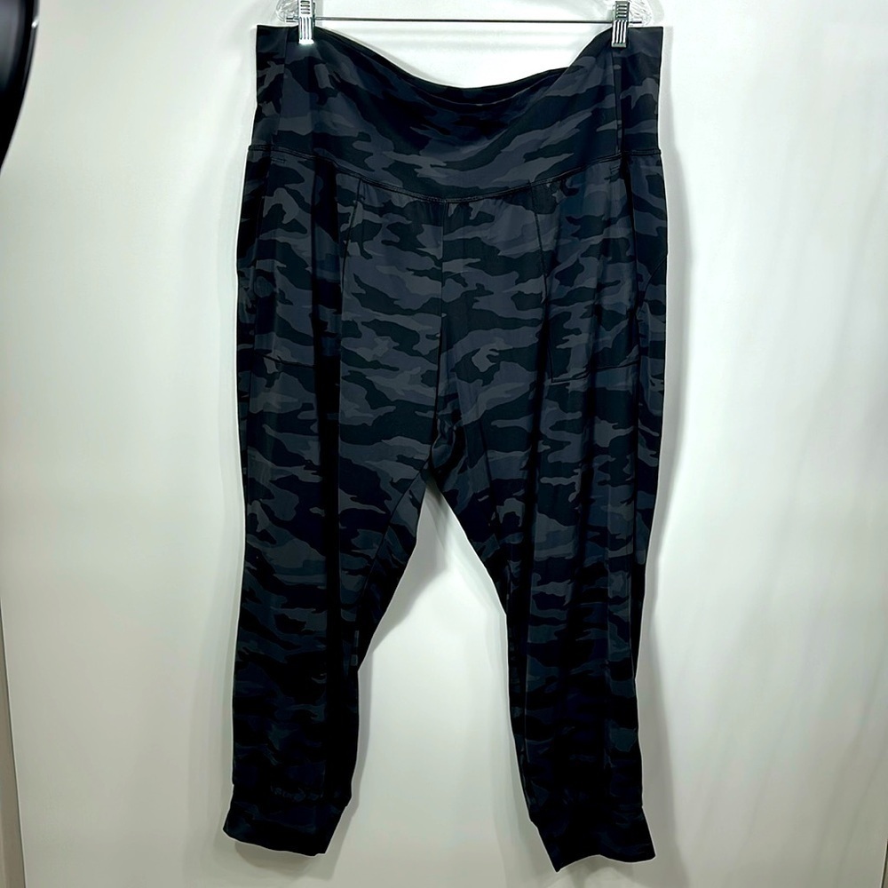 Athleta salutation printed jogger size 3X.